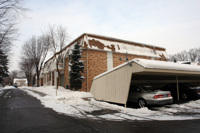 Sunview Manor Apartments in Farmington, MI - Building Photo - Building Photo