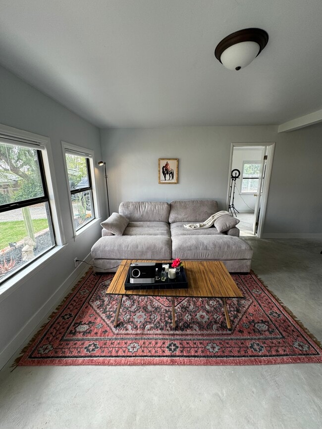 10601 Foothill Blvd in Sylmar, CA - Foto de edificio - Building Photo