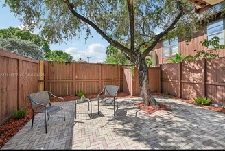 7024 SW 114th Pl in Miami, FL - Foto de edificio - Building Photo