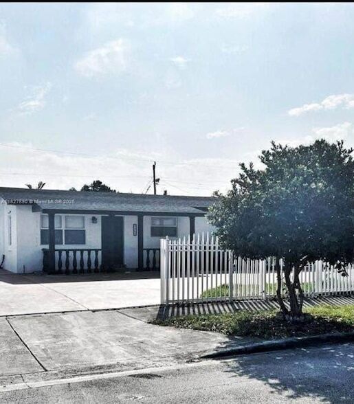 3469 W 14th Ln in Hialeah, FL - Building Photo - Building Photo