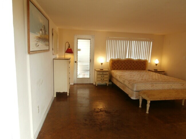 300 Salem Ave NW, Unit Mother-in-law apartment in Port Charlotte, FL - Foto de edificio - Building Photo