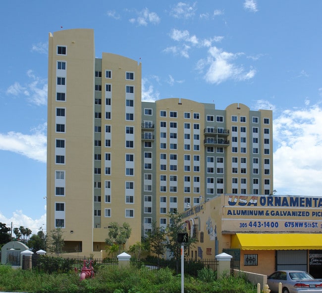 Tuscan View in Miami, FL - Foto de edificio - Building Photo