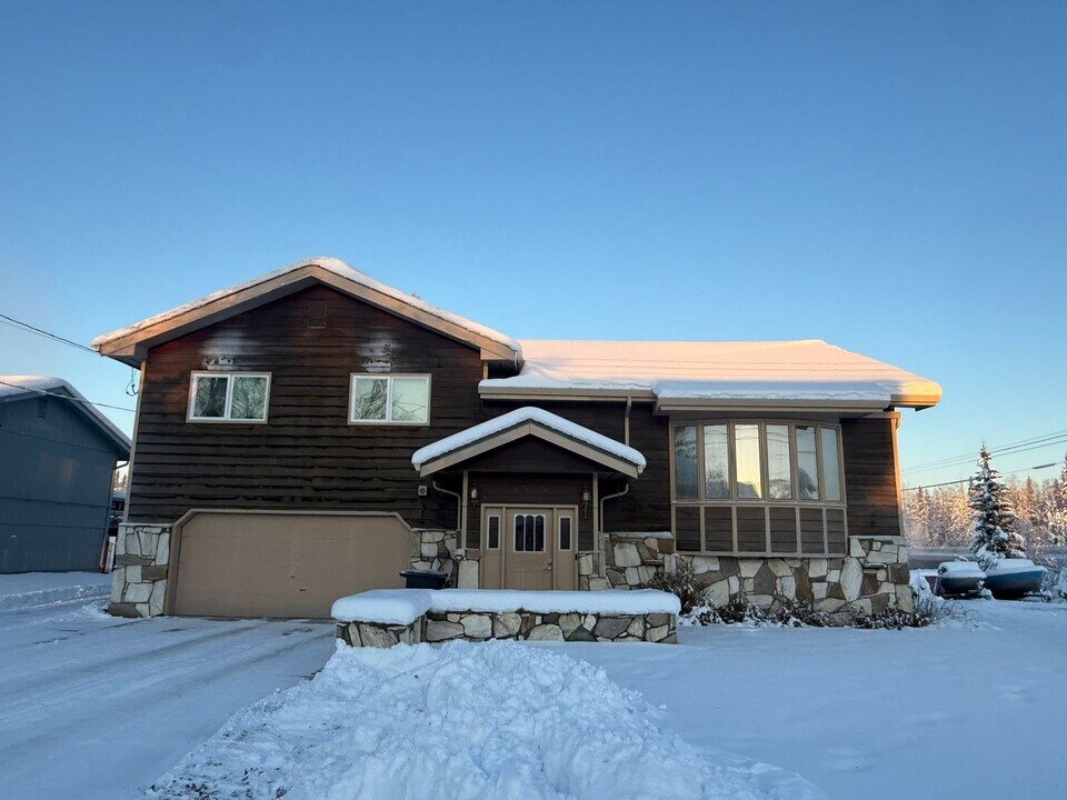 2514 Riverview Dr in Fairbanks, AK - Building Photo