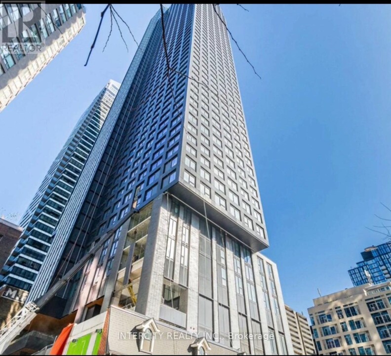285-285 Dufferin St in Toronto, ON - Building Photo
