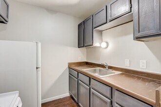 1305 W Locust St in Milwaukee, WI - Building Photo - Building Photo