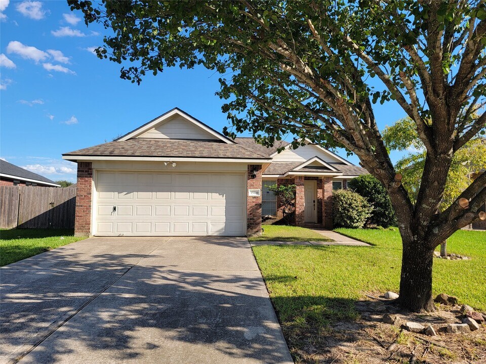 15010 Sparks Ct in Baytown, TX - Building Photo