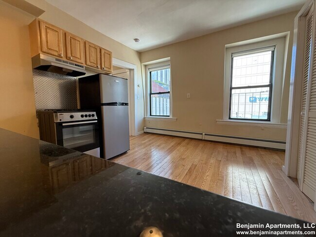 232 Cambridge St, Unit 9 in Boston, MA - Foto de edificio - Building Photo