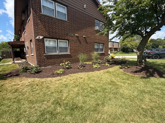 9 N Whispering Hills Dr, Unit Apt D in Naperville, IL - Foto de edificio - Building Photo