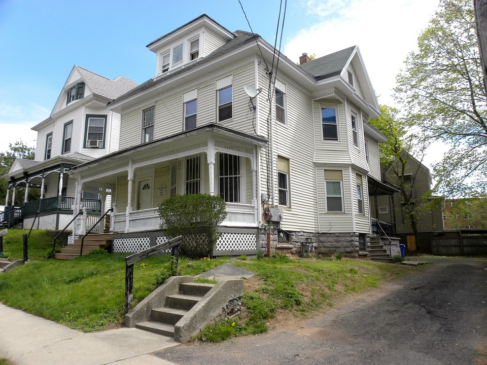 44 Randolph Ave in Meriden, CT - Building Photo