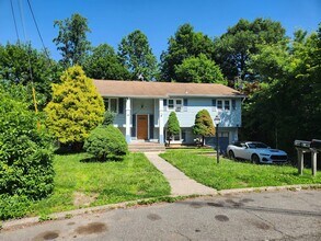 7-8-8 Brookridge Ct in Valley Cottage, NY - Building Photo - Building Photo