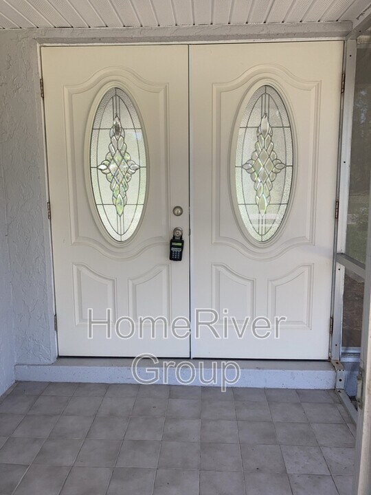 565 Clearview Dr in Port Charlotte, FL - Building Photo