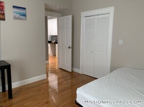 146 Hillside St in Boston, MA - Building Photo - Building Photo
