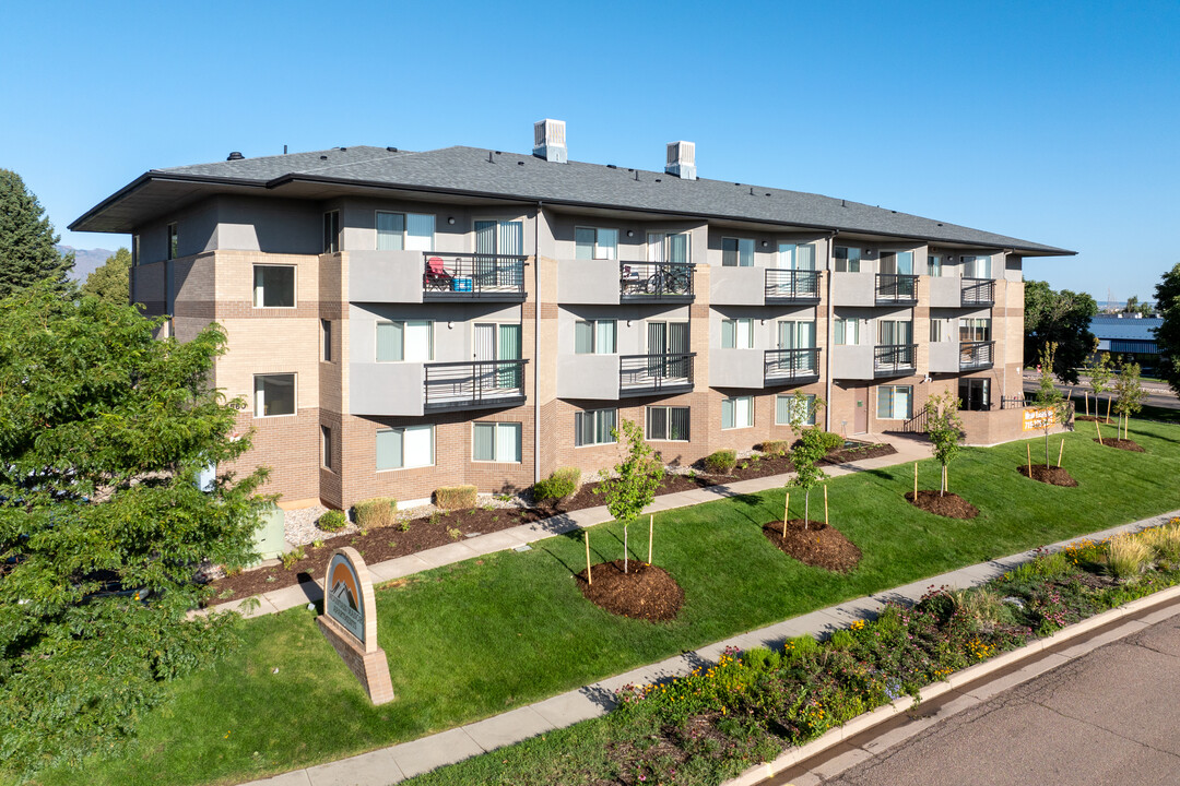 Mountain Manor in Colorado Springs, CO - Building Photo