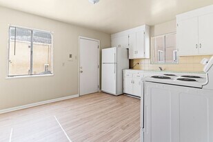 11848 Foothill Way in Oakland, CA - Building Photo