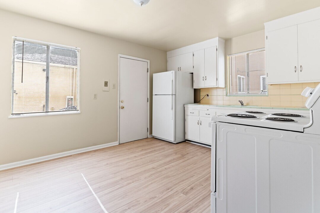 11848 Foothill Way in Oakland, CA - Building Photo