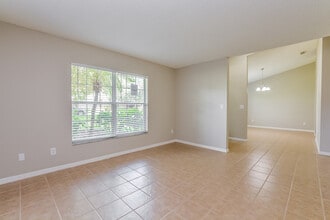 2202 Lake Pointe Cir in Leesburg, FL - Building Photo - Building Photo
