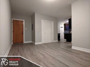 711 W Brompton Ave, Unit 705-23 in Chicago, IL - Building Photo - Building Photo