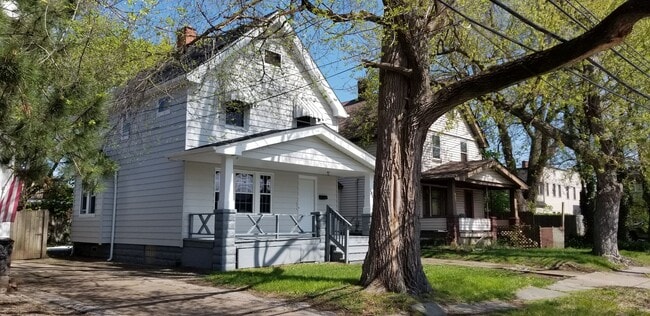 2218 Searsdale Ave in Cleveland, OH - Building Photo - Building Photo
