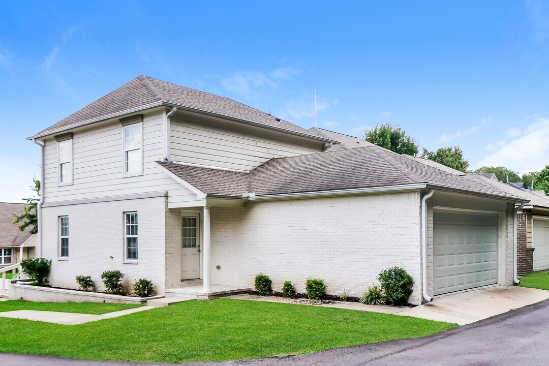 6923 Parkbrook Ln in Cordova, TN - Foto de edificio