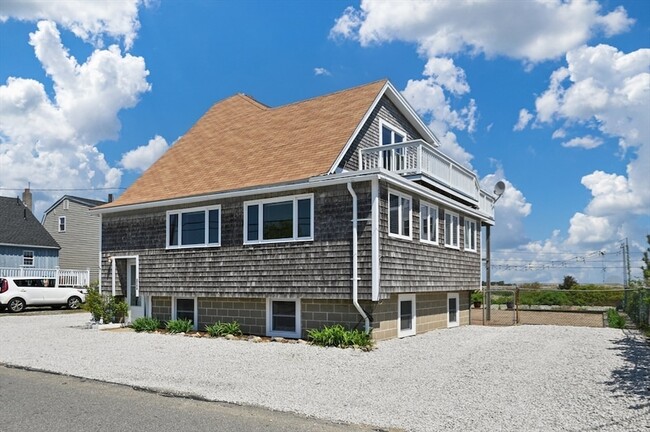 250 Northern Blvd, Unit Lower in Newburyport, MA - Foto de edificio - Building Photo