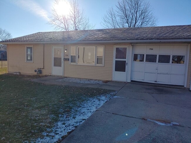704 E Cedar Ln in Mount Pleasant, IA - Building Photo - Building Photo