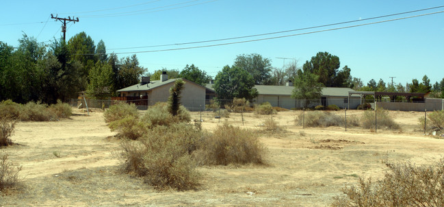 13509 Rancharias Rd in Apple Valley, CA - Building Photo - Building Photo