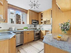 201 E 62nd St in New York, NY - Building Photo - Building Photo