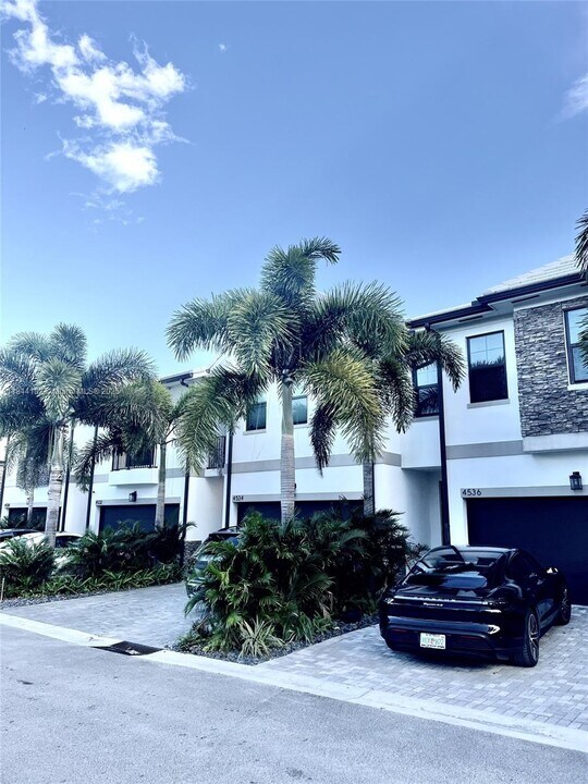 4536 E Aqua Bella Ln in Davie, FL - Building Photo
