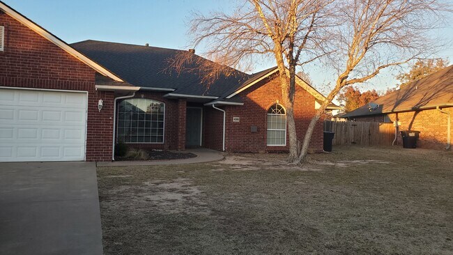 4208 Stonewall Ct in Enid, OK - Building Photo - Building Photo