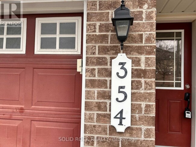354 Forestbrook St in Ottawa, ON - Building Photo - Building Photo