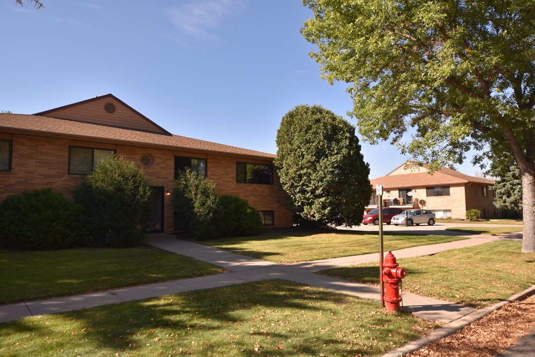 Country Club Apartments in Fargo, ND - Building Photo