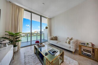 7930 East Dr in North Bay Village, FL - Building Photo - Building Photo