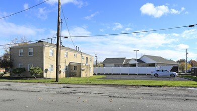 653 Hilliard Rd in Elyria, OH - Building Photo - Building Photo