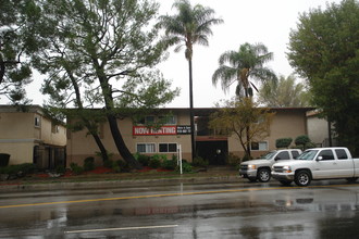 Chatsworth Place in Chatsworth, CA - Foto de edificio - Building Photo