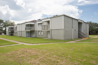 Boulevard Apartment Homes in Gretna, LA - Building Photo - Building Photo