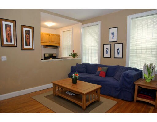 16 Royce Rd, Unit 3 in Boston, MA - Foto de edificio - Building Photo