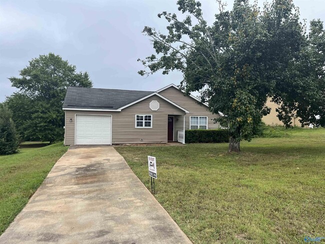 121 Bramblebush Dr in Toney, AL - Building Photo - Building Photo