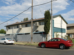 River Road Apartments in Corona, CA - Building Photo - Building Photo