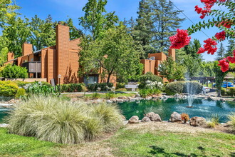 724 Woodside Ln E, Unit 4 in Sacramento, CA - Building Photo - Building Photo