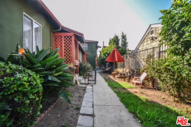 1112 Ocean Park Blvd in Santa Monica, CA - Building Photo - Building Photo