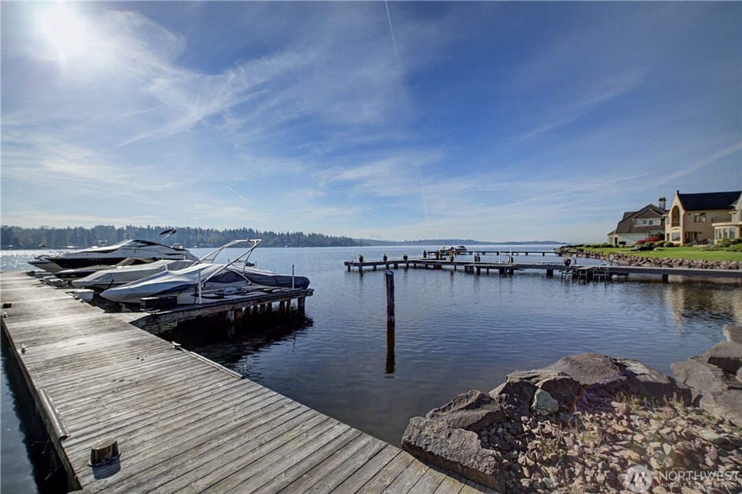 8479 NE Woodland Cove Dr in Kirkland, WA - Building Photo