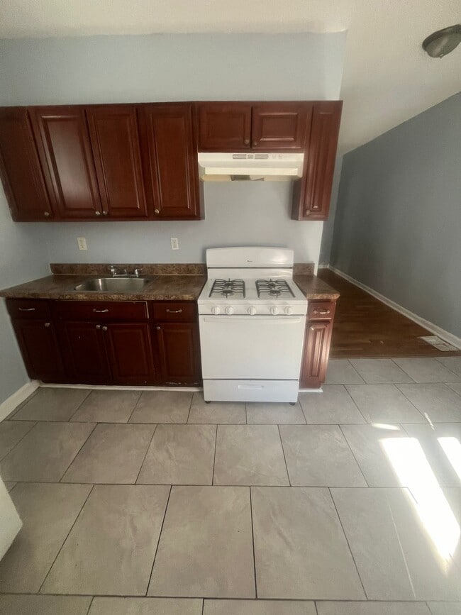 19-21 Schuyler Ter, Unit 1R in East Orange, NJ - Foto de edificio - Building Photo