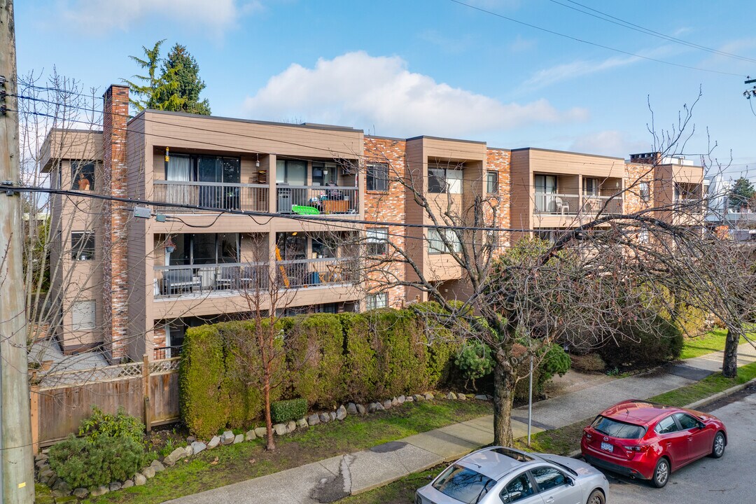 1825 8th Av W in Vancouver, BC - Building Photo