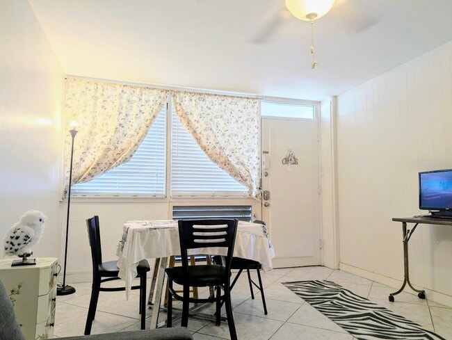 425 Ena Rd, Unit Kalia in Honolulu, HI - Foto de edificio - Building Photo