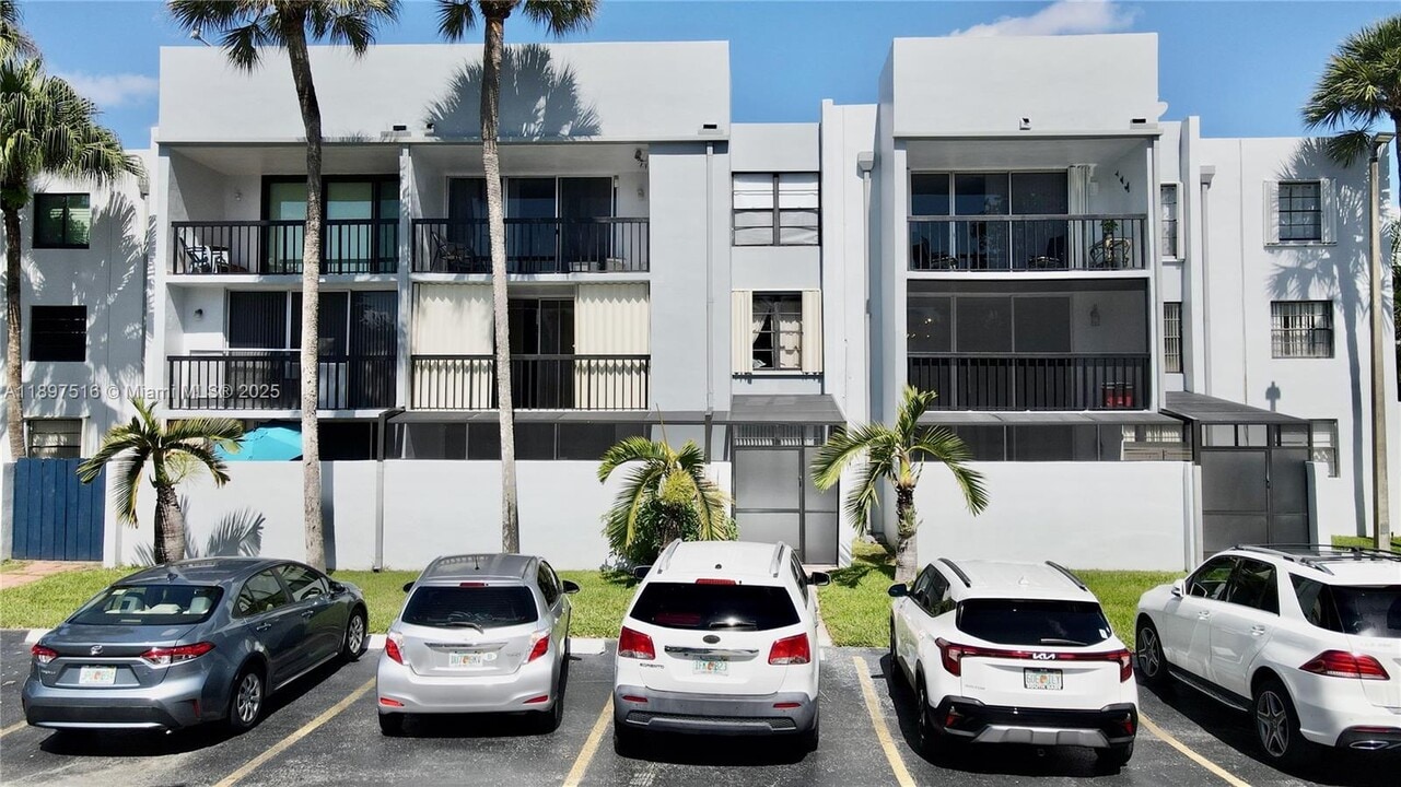 10825 SW 112th Ave in Miami, FL - Building Photo