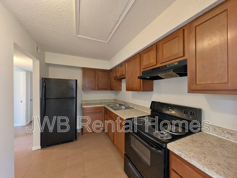 8121 San Jose Manor Dr E in Jacksonville, FL - Foto de edificio