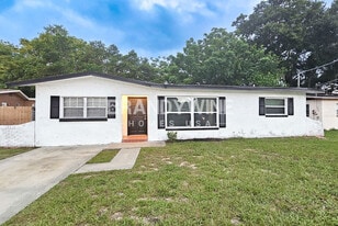 121 Melanie Ln in Brandon, FL - Building Photo