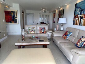 100 Bayview Dr in Sunny Isles Beach, FL - Building Photo