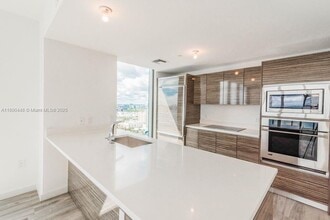 460 NE 28th St, Unit 2508 in Miami, FL - Building Photo - Building Photo