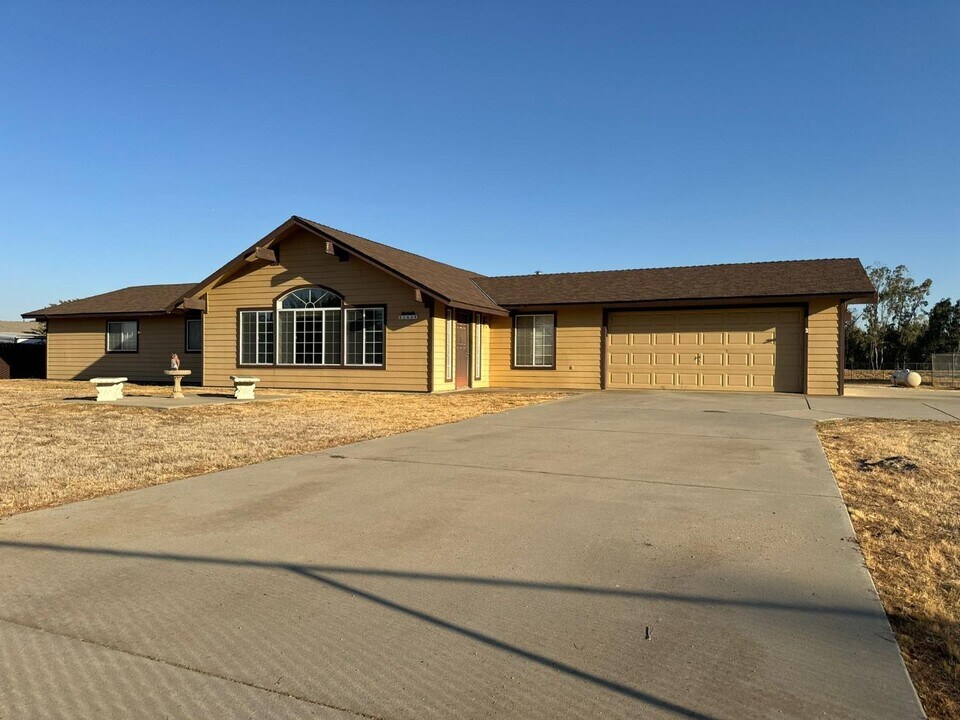 41438 Ave 14 in Madera, CA - Building Photo